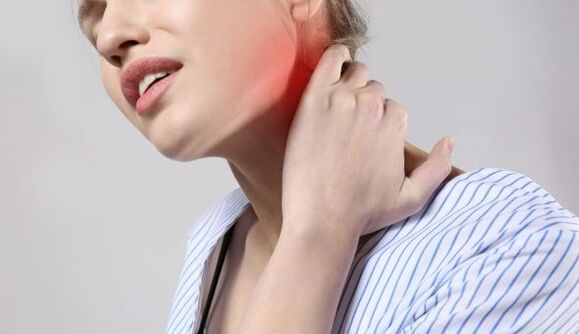 Con la osteocondrosis de la columna cervical, se produce dolor en el área del cuello y los hombros. 