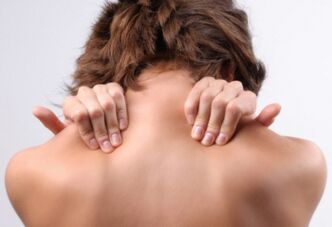 Debido a la osteocondrosis cervical, una mujer se preocupa por el entumecimiento del área del cuello del cuello. 