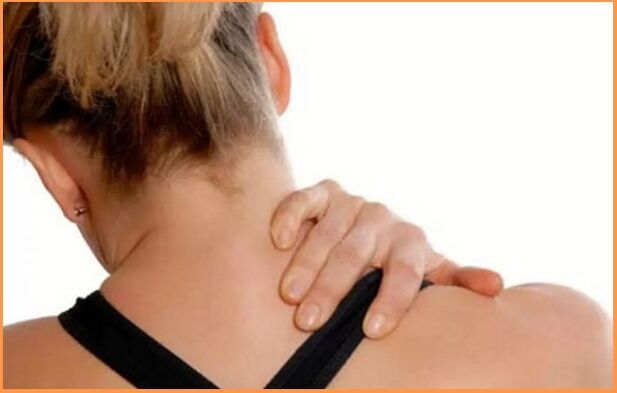La osteocondrosis cervical se manifiesta por dolor y rigidez en el cuello. 