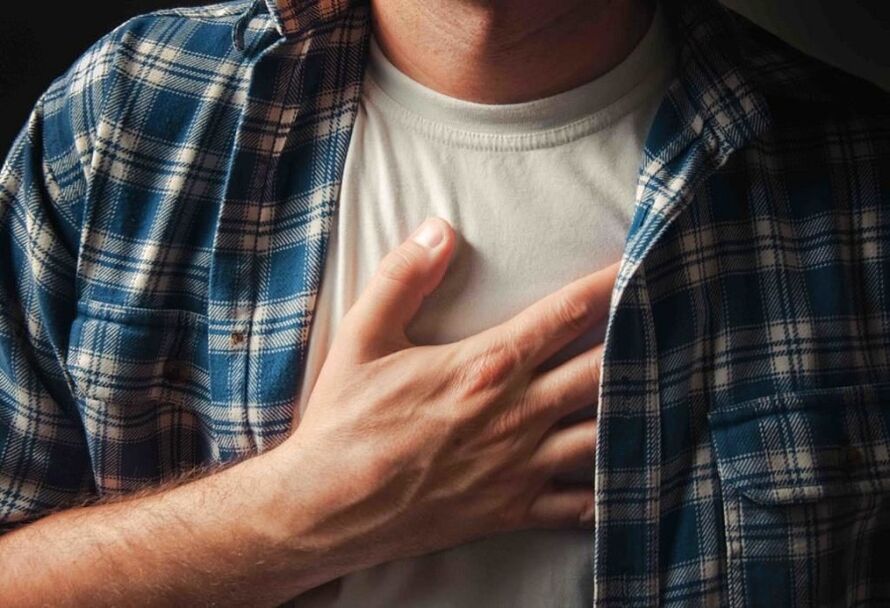 Dolor en el pecho debido a la osteocondrosis.