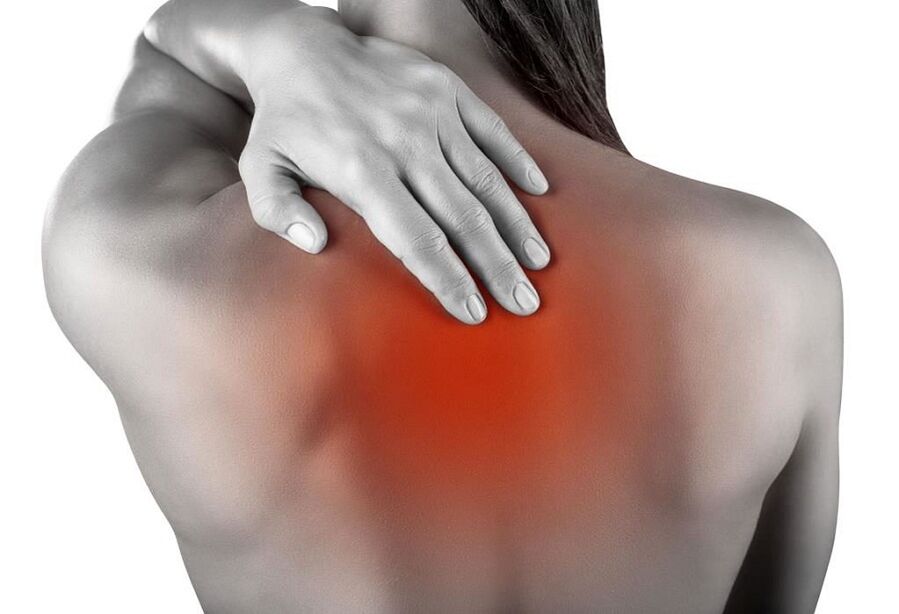 Dolor entre los omóplatos con osteocondrosis torácica.