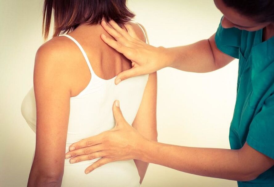 Examen por un especialista en osteocondrosis torácica.
